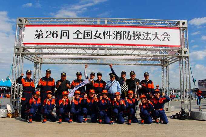 高山支団女性部と指導者の集合写真