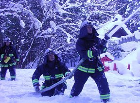 地域住民の人たちと合同で、消防訓練をしている写真