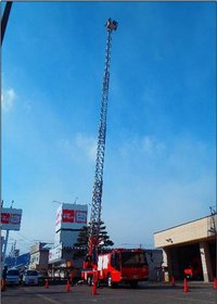 はしご車の取扱訓練をしている写真
