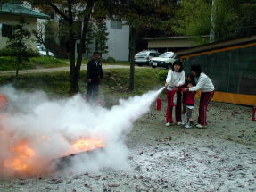 消火器の取扱訓練をしている様子の写真