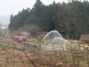 山火事を想定し放水訓練をしている画像