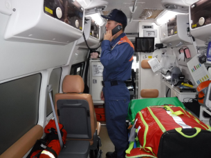 車両無線機点検を行う救急隊員
