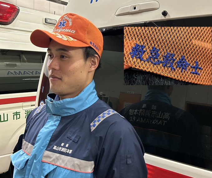 オレンジ色の帽子を着用した救急救命士