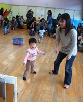 写真：児童センターの行事で楽しむ親子