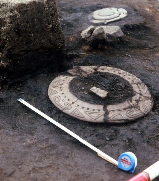 浅鉢形土器の出土状況写真