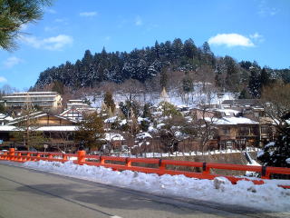 中橋から見た城山の写真