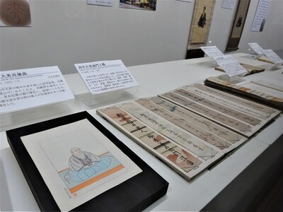 学問文芸の展示風景の写真
