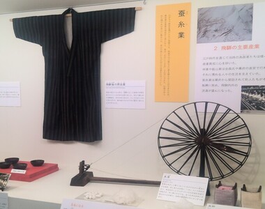 蚕糸業を紹介する展示室の写真
