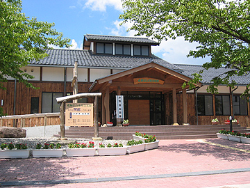 写真：高山市図書館一之宮分館（飛騨位山文化交流館内)