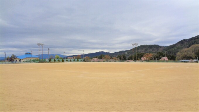 写真：丹生川運動公園グラウンド・テニスコート・管理休憩棟