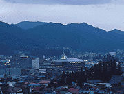 市街地から高山市庁舎を望む風景の写真