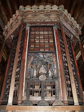 国宝安国寺経蔵内にある八角輪蔵の写真