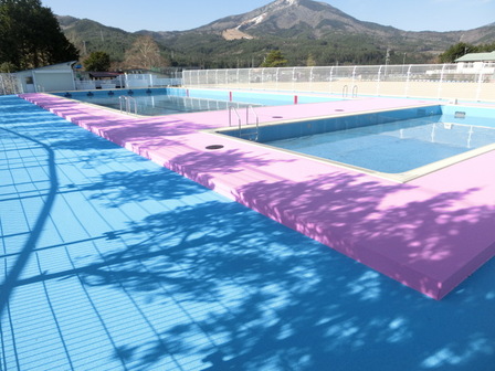 写真：久々野小学校プール　全景