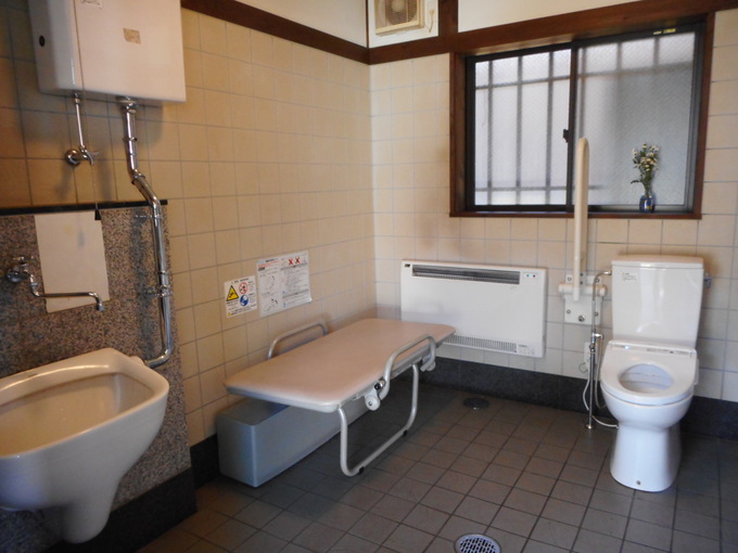 陣屋前広場　トイレ内観