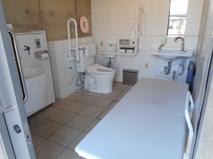 駅西交流広場　トイレ内観