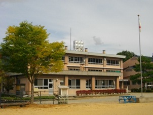 高山市立岩滝小学校の校舎