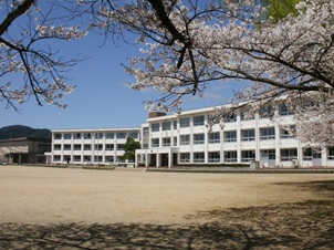 高山市立丹生川小学校の校舎