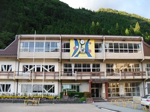 高山市立栃尾小学校の校舎