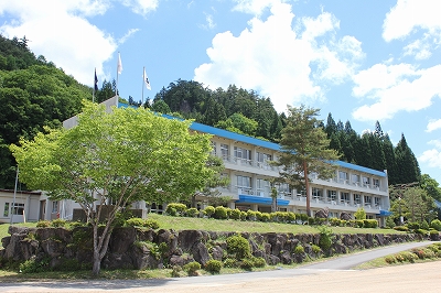 高山市立朝日中学校の校舎