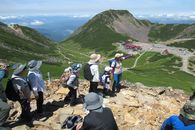 ガイドに乗鞍岳の説明を受ける参加者の方々