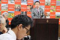 年頭記者会見をする國島市長