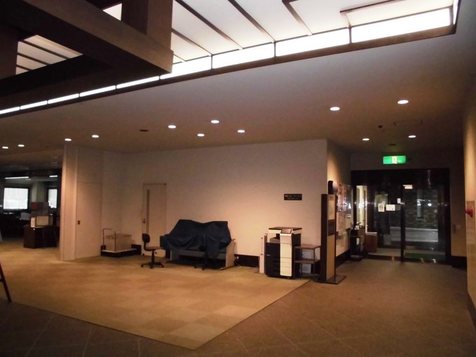 東側玄関 LED改修後 写真