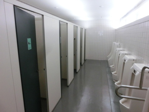 地下1階男子トイレ 全景写真