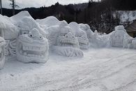 お出迎えの獅子頭の雪像