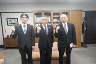 玉田義卓さんと森下泰広さん、西倉副市長の記念写真