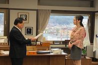 委嘱状を市長から受ける李さん
