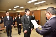 辞令を受け取る新規採用職員の皆さん