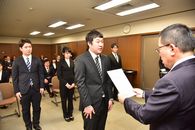 市長より辞令を受け取る新規採用職員の皆さん