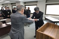 副市長より任命を受ける担当職員