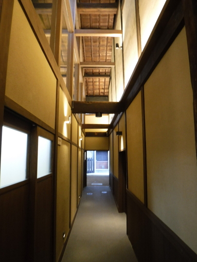 村半 中庭へ続く通路