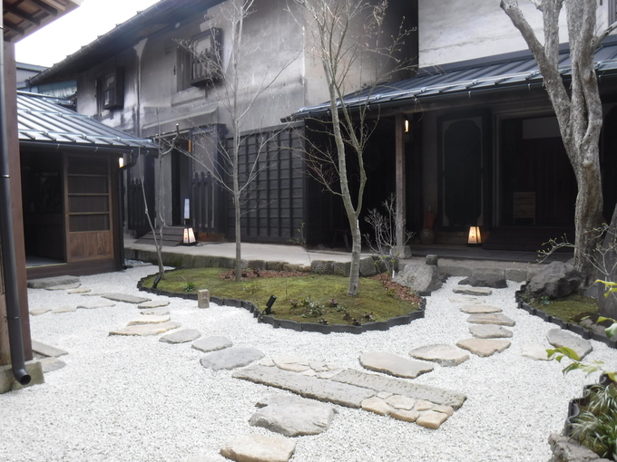 村半 北庭園