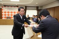 協力事業者登録証をわたす國島市長