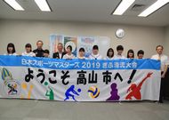 歓迎横断幕を全員で持った記念写真