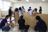 避難所運営訓練として段ボールで間仕切りを作成する参加者