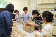 炊き出しをする参加者