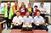 飛騨高山美味しいお米プロジェクト」の役員の皆さんと市長の集合写真