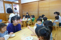 岡本保育園の園児とふれあう参加者