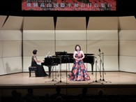 ソプラノ歌手の岩崎由紀子さんによる歌の披露