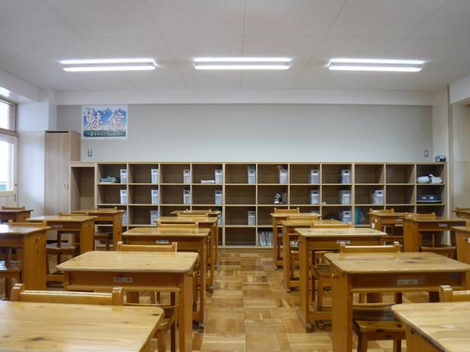 丹生川中学 教室後ろ