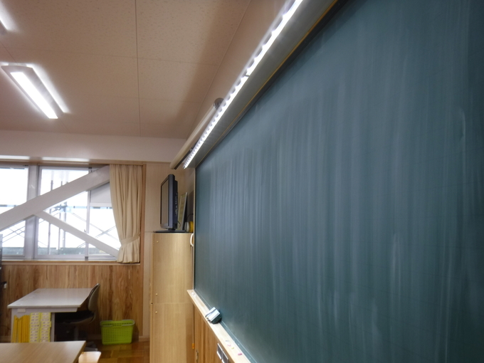 丹生川中学　黒板LED