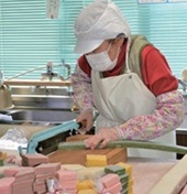 ひり餅を切り分ける様子