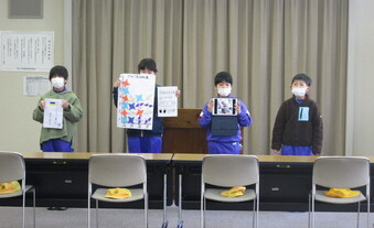 上宝支所でアルミ缶回収を報告する栃尾小学校4年生の児童たち