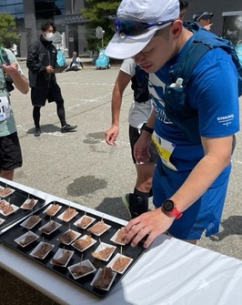 飛騨牛を手に取るランナー