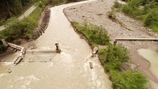 河川の増水により橋が落橋