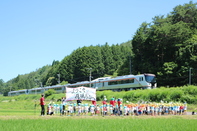 画像　車両に手を振る宮保育園の園児のようす