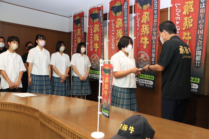 市長から激励金を贈呈される飛騨高山高等学校の生徒のみなさん